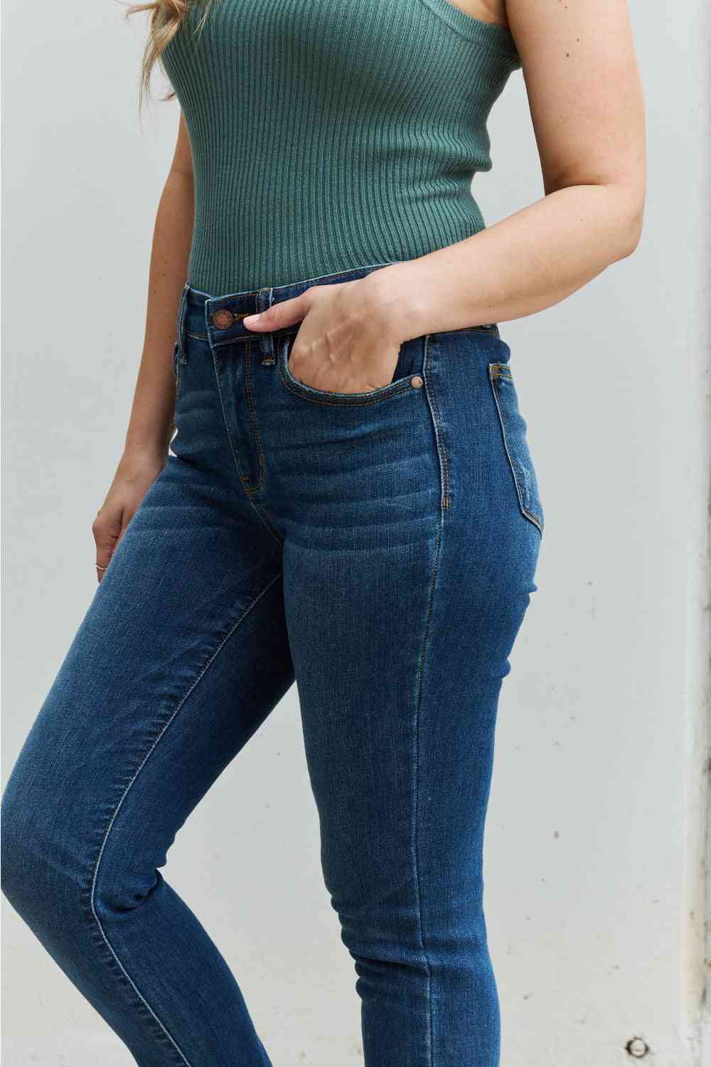 Aila Regular Mid Rise Cropped Relax Fit Jeans