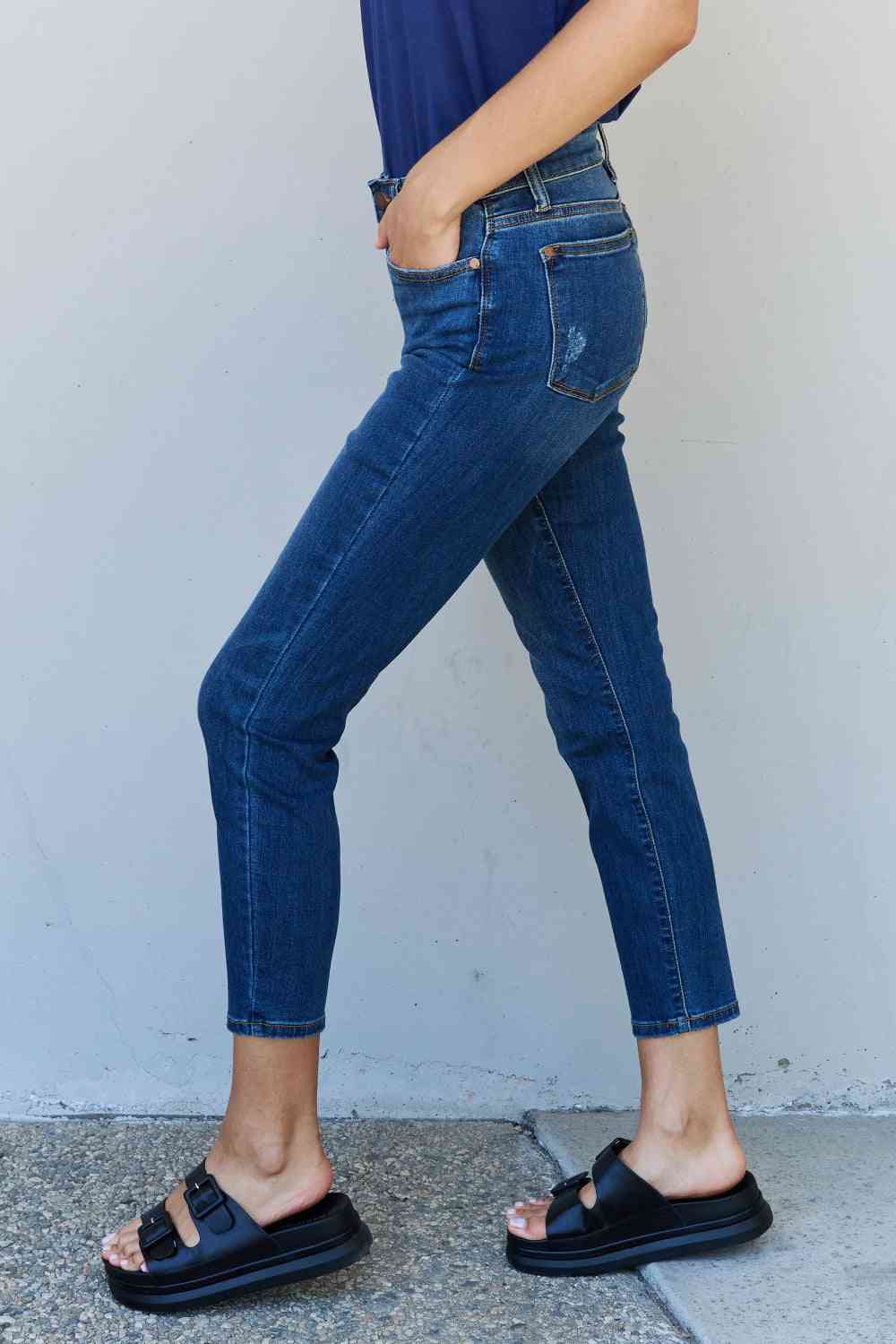 Aila Short Mid Rise Cropped Relax Fit Jeans