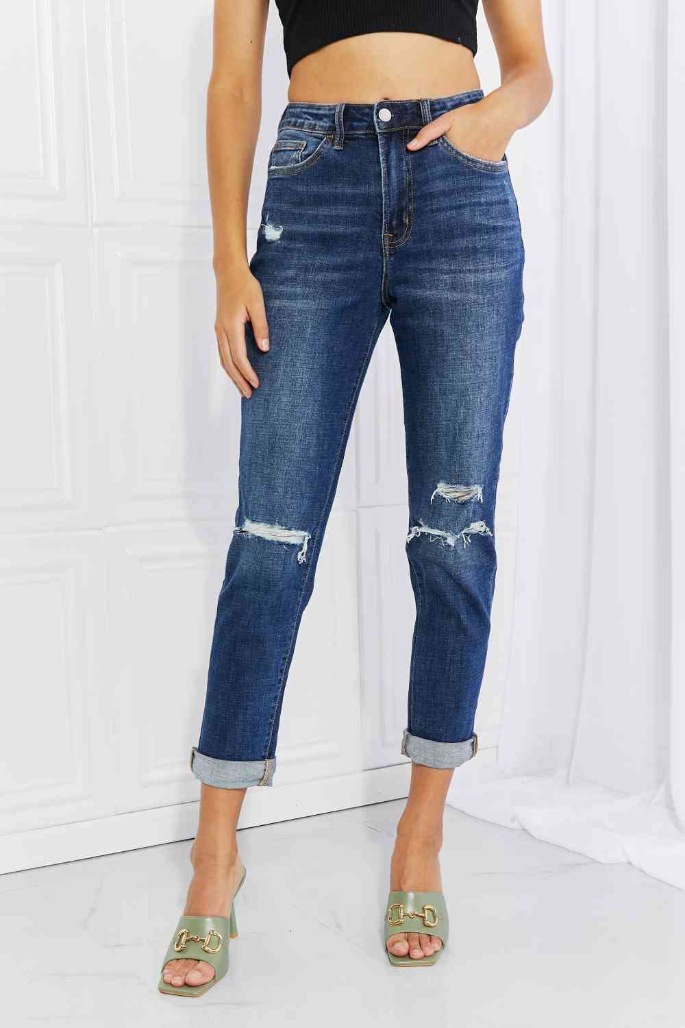 Distressed Cropped Jeans with Pockets