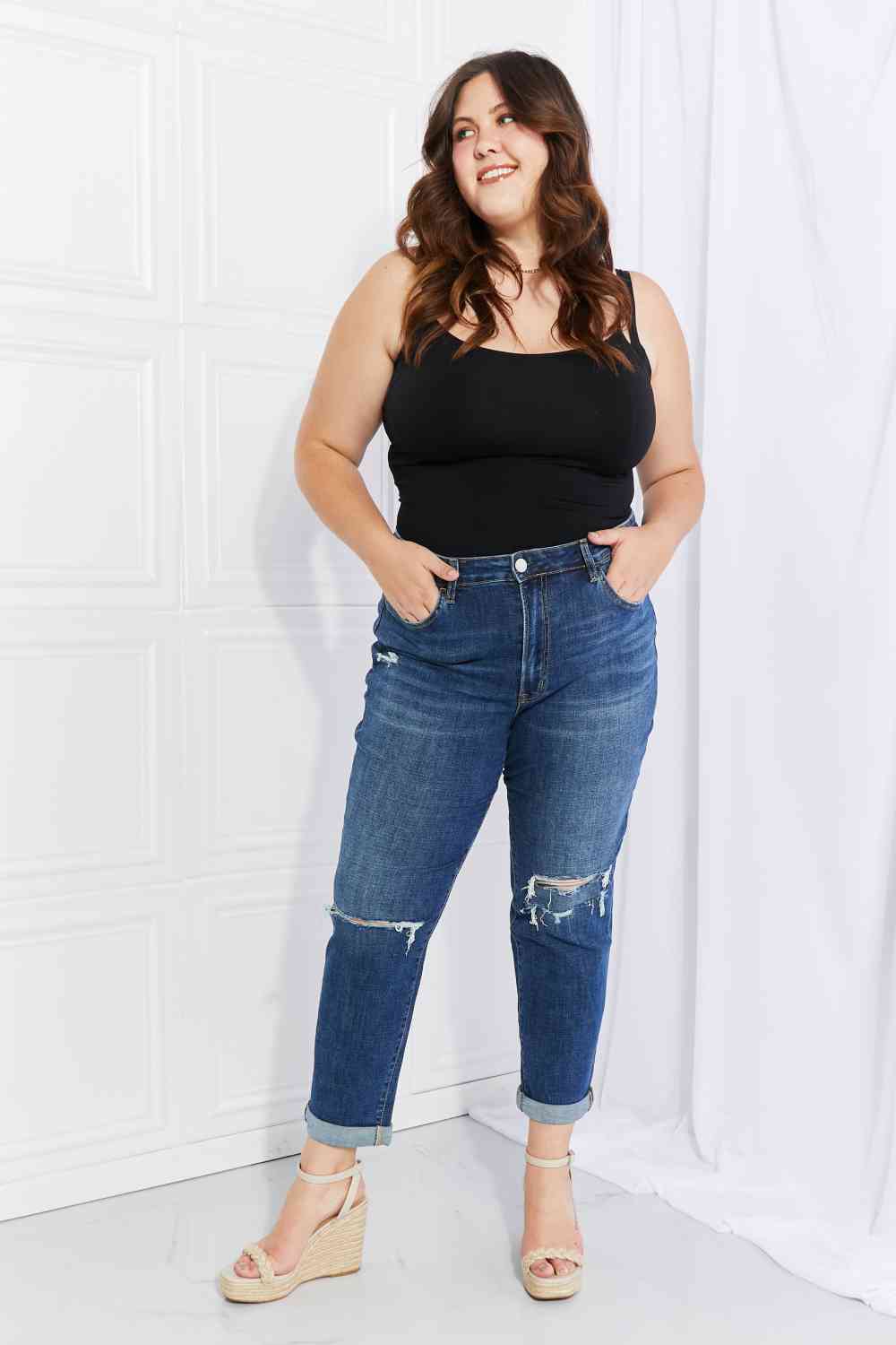 Distressed Cropped Jeans with Pockets